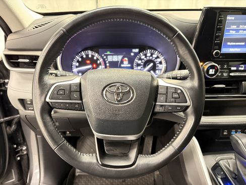 Used 2022 Toyota Highlander XLE AWD/4WD image 30