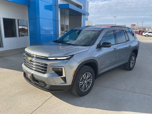 New 2026 Chevrolet Traverse LT image 2