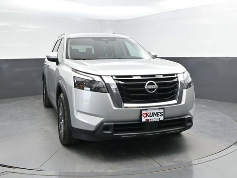 Used 2024 Nissan Pathfinder SV FWD image 2