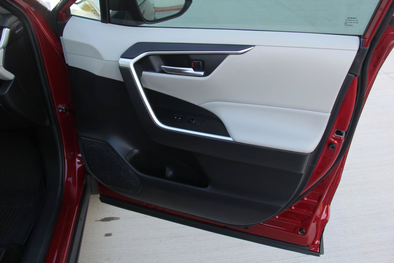 Used 2025 Toyota RAV4 XLE w/ Convenience Package FWD image 25