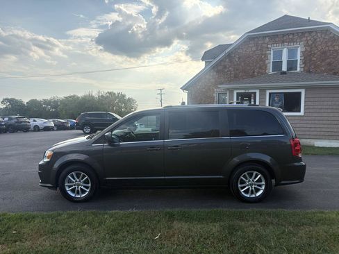 Used 2019 Dodge Grand Caravan SXT FWD image 2