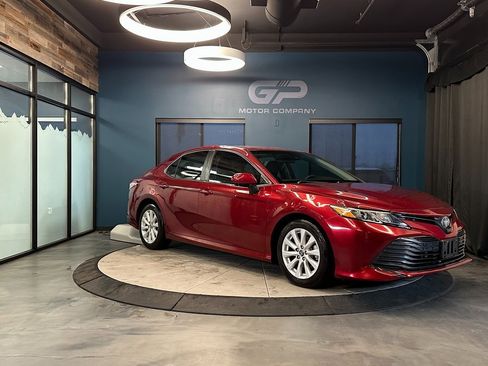 Used 2018 Toyota Camry LE image 1