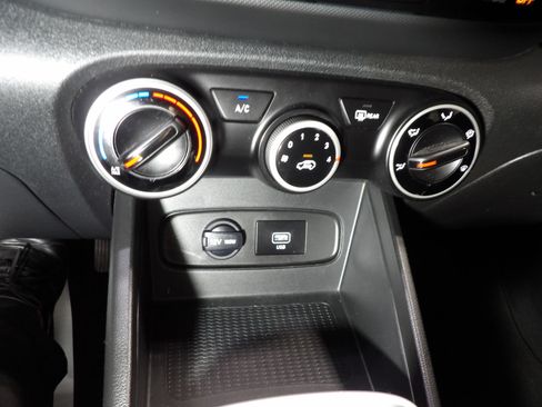 Used 2021 Hyundai Venue SE FWD image 13
