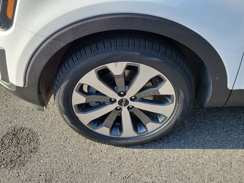 Certified 2022 Kia Telluride EX w/ EX Premium Package FWD image 40