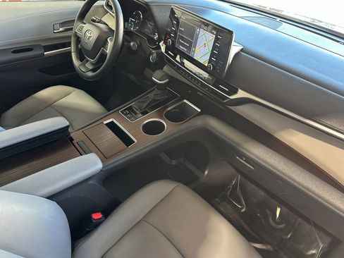 Used 2024 Toyota Sienna XLE image 18