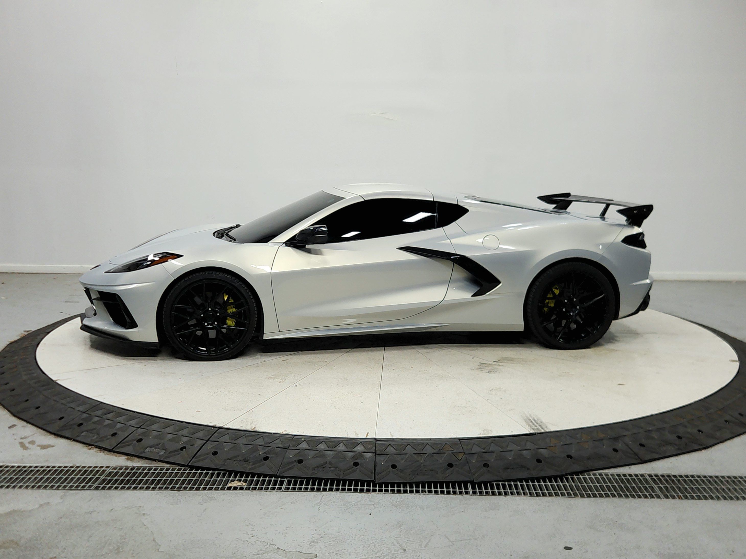 Used 2021 Chevrolet Corvette Stingray Premium Cpe w/ Z51 Performance Package RWD image 5