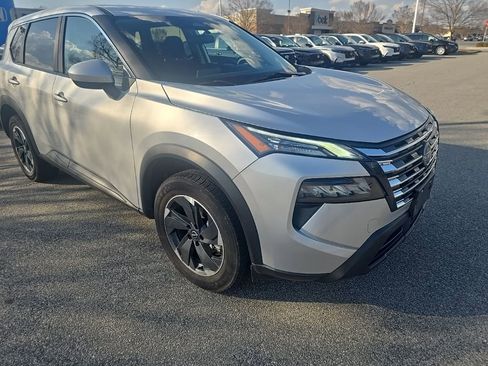 Used 2024 Nissan Rogue SV image 6
