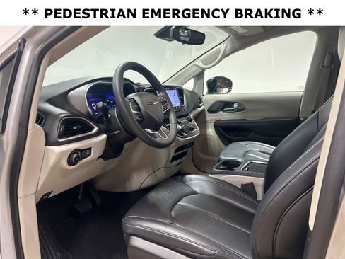 Certified 2024 Chrysler Pacifica Touring-L image 8