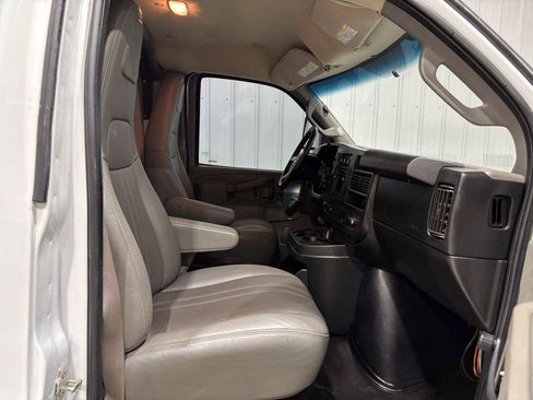 Used 2017 Chevrolet Express 3500 RWD image 12