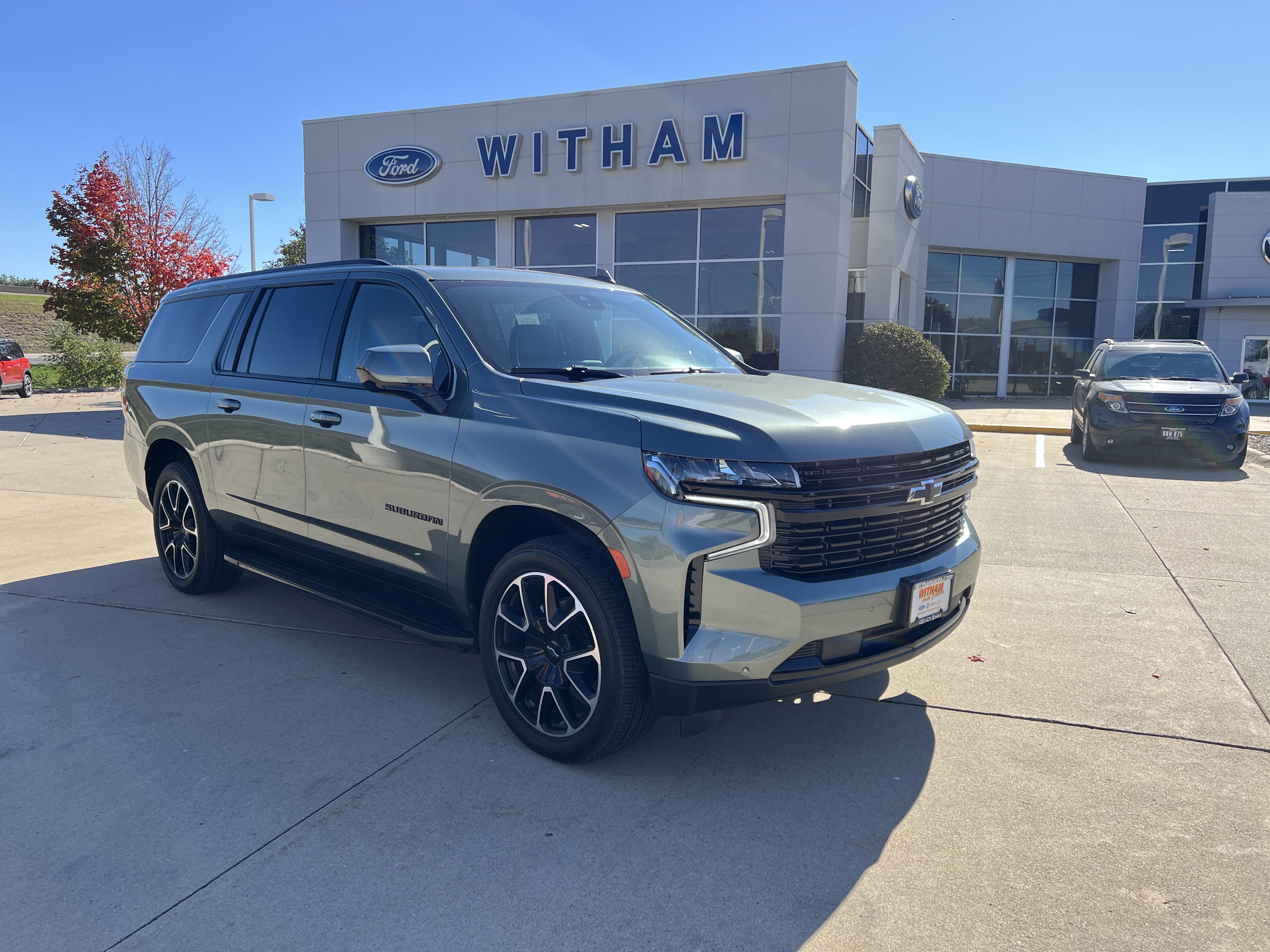Used 2023 Chevrolet Suburban RST AWD/4WD image 2