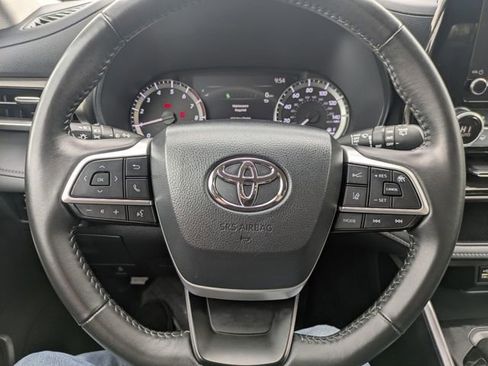 Used 2024 Toyota Highlander LE AWD/4WD image 20