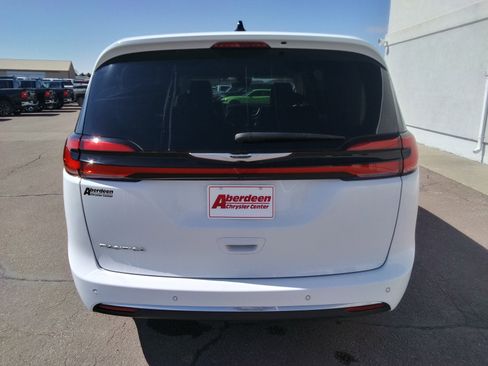 Used 2024 Chrysler Pacifica Touring-L image 6