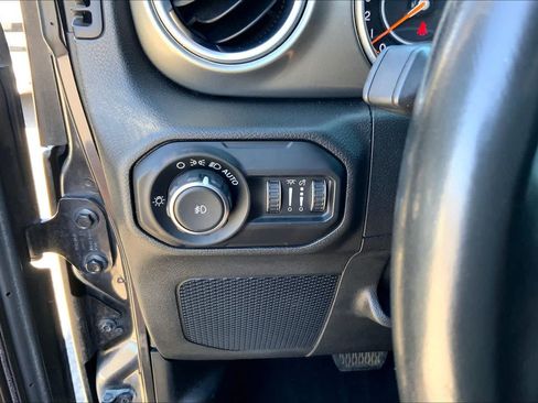 Used 2020 Jeep Wrangler Unlimited Sahara w/ Uconnect 4C Nav & Sound Group AWD/4WD image 31