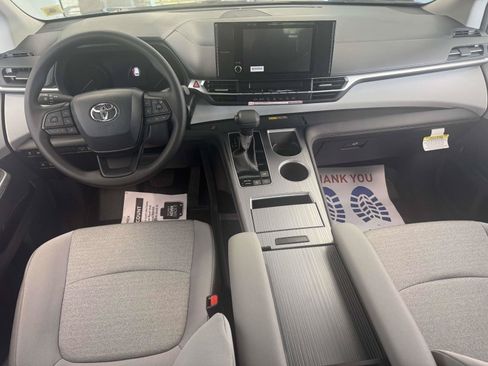 Used 2026 Toyota Sienna LE FWD image 12