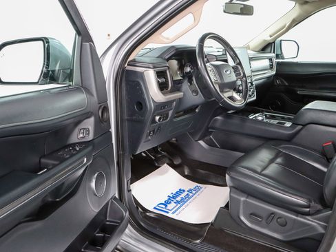 Used 2022 Ford Expedition XLT image 3