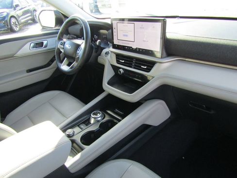 Used 2025 Ford Explorer Active w/ Active Comfort Package image 33