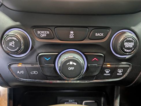 Used 2016 Jeep Cherokee Latitude image 17