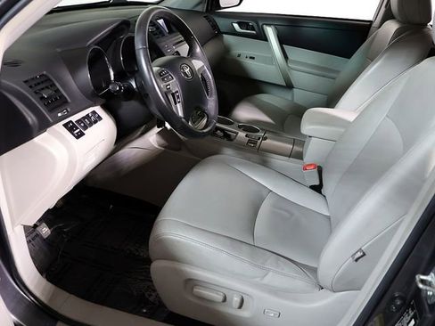 Used 2012 Toyota Highlander SE w/ Tow Pkg AWD/4WD image 10