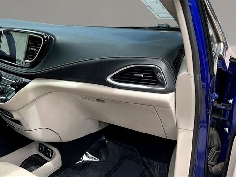 Used 2021 Chrysler Pacifica Touring-L w/ Uconnect Theater Family Group AWD/4WD image 22
