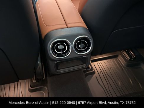 Used 2024 Mercedes-Benz GLC 300 4MATIC image 23