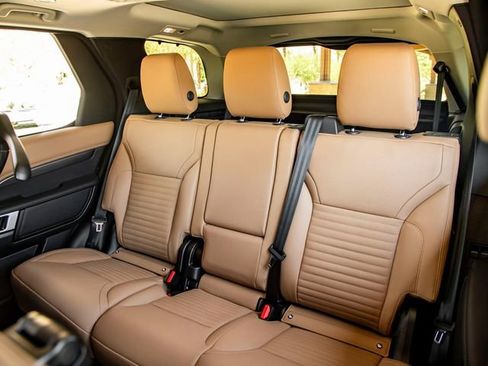 New 2025 Land Rover Discovery Metropolitan Edition image 21