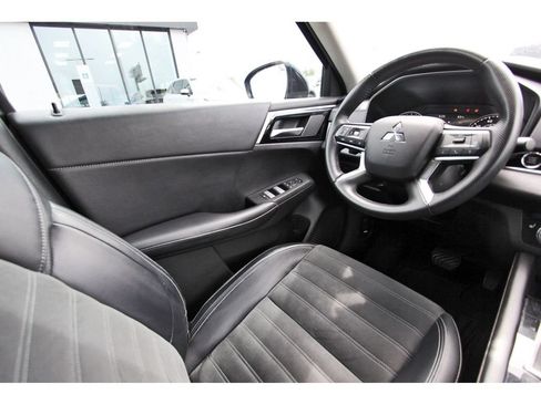 Used 2023 Mitsubishi Outlander SE FWD image 9