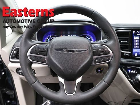 Used 2023 Chrysler Pacifica Touring-L FWD image 10