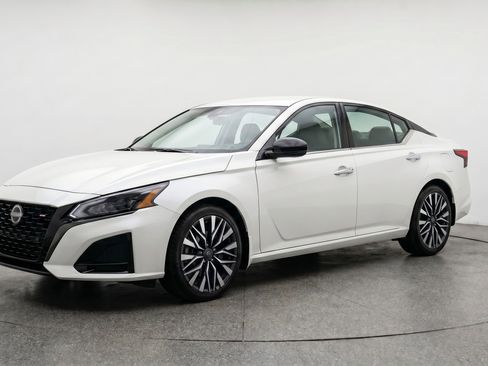 Used 2025 Nissan Altima 2.5 SV FWD image 3