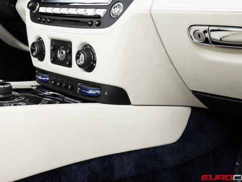 Used 2016 Rolls-Royce Dawn image 33