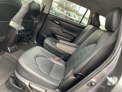 Used 2022 Toyota Highlander XLE image 10