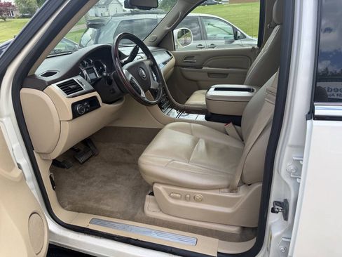 Used 2013 Cadillac Escalade Luxury AWD/4WD image 6