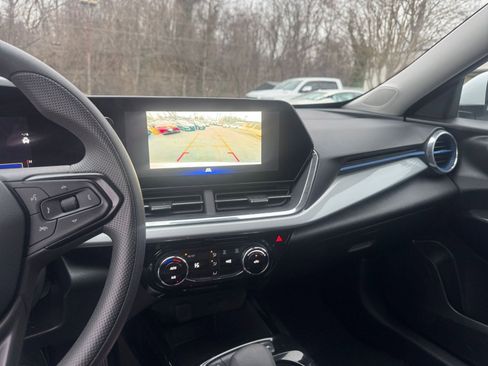 Used 2025 Chevrolet Trax LT image 17