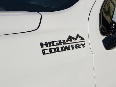 Used 2022 Chevrolet Suburban High Country image 2