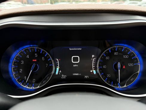 Used 2017 Chrysler Pacifica Limited image 56