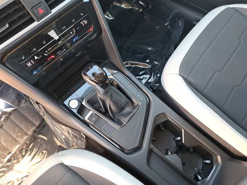 New 2026 Volkswagen Taos SE image 10