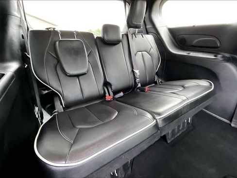 Used 2025 Chrysler Pacifica Limited FWD image 26