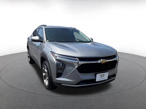 Used 2025 Chevrolet Trax LT FWD image 3
