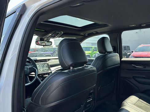 Used 2024 Jeep Grand Cherokee Altitude image 15