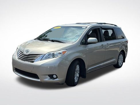 Used 2017 Toyota Sienna XLE w/ XLE Navigation Package FWD image 3
