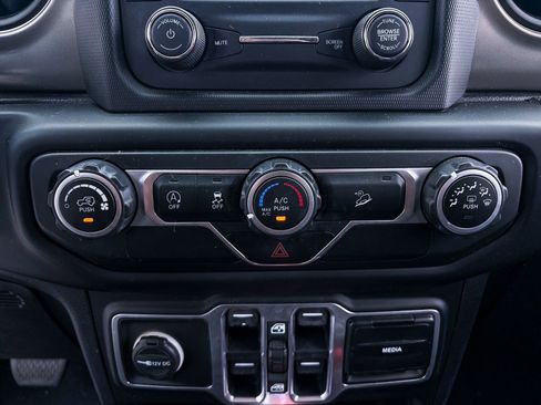 Used 2018 Jeep Wrangler Unlimited Sport S AWD/4WD image 19