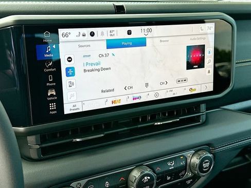 Used 2025 Jeep Gladiator Sport AWD/4WD image 11