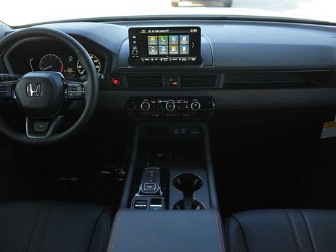 Used 2025 Honda Pilot TrailSport image 10