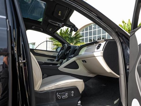 Used 2025 Bentley Bentayga V8 image 22
