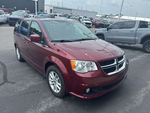 Used 2019 Dodge Grand Caravan SXT w/ Rear Park Assist Package FWD image 2
