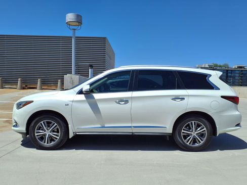 Used 2020 INFINITI QX60 Luxe w/ Essential Package FWD image 3