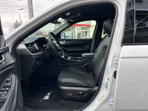 New 2025 Jeep Grand Cherokee Altitude image 9