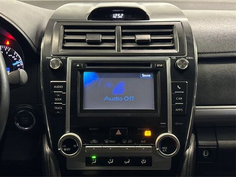 Used 2014 Toyota Camry SE w/ Moonroof Package FWD image 12