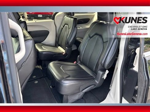 Used 2023 Chrysler Pacifica Touring-L FWD image 13