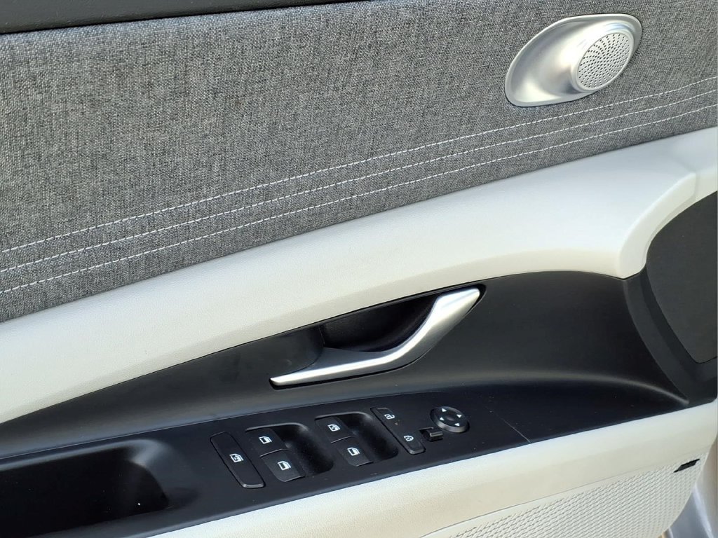 Used 2025 Hyundai Elantra Limited FWD image 15