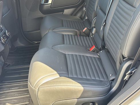 New 2025 Land Rover Discovery Dynamic SE image 13